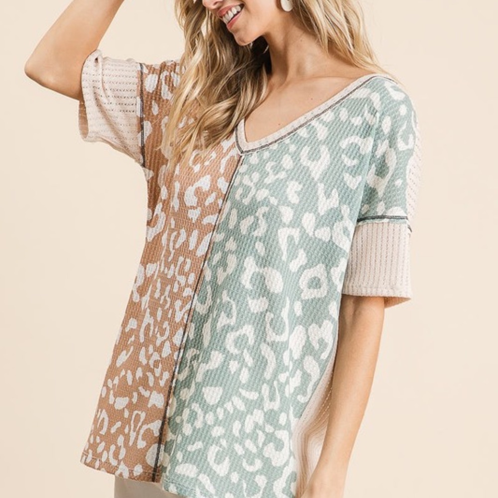 023 Cozy V neck leopard print reverse stitch top - Picture 7 of 13